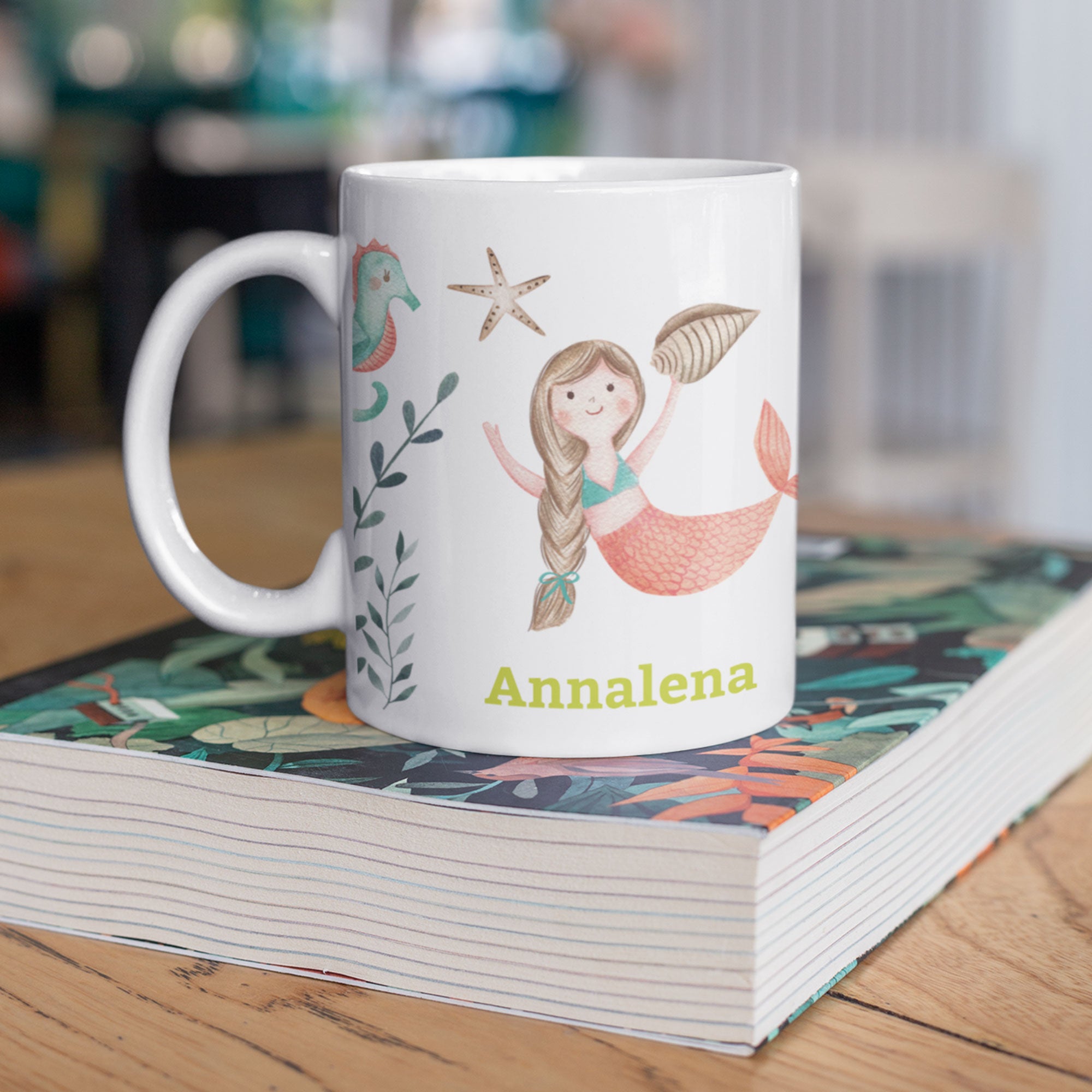 Personalisierte Kindertasse mit Namen – verschiedene Aquarell-Welten