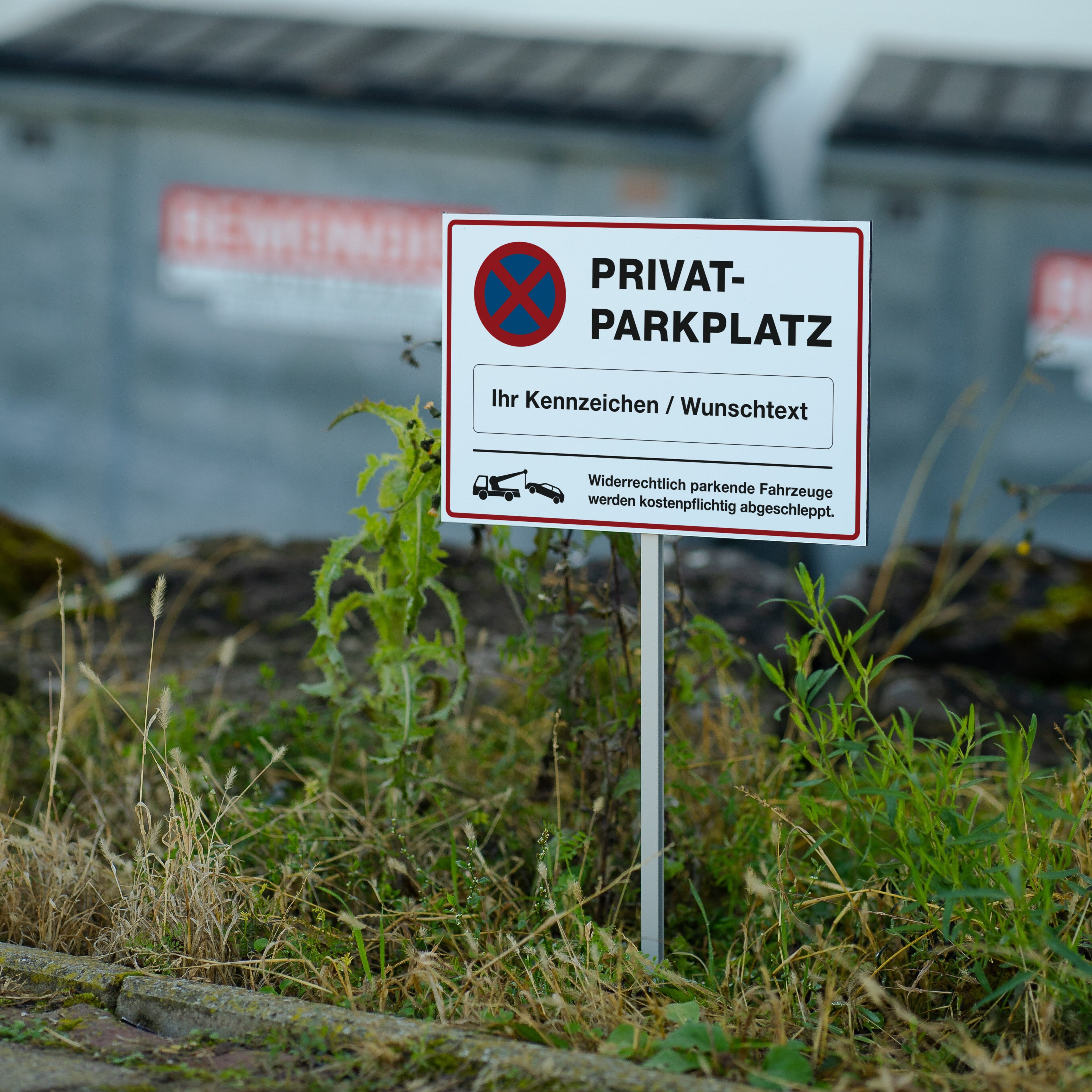 Schild "Privatparkplatz" mit individuellem Kennzeichen - adressaufkleber-fabrik.de