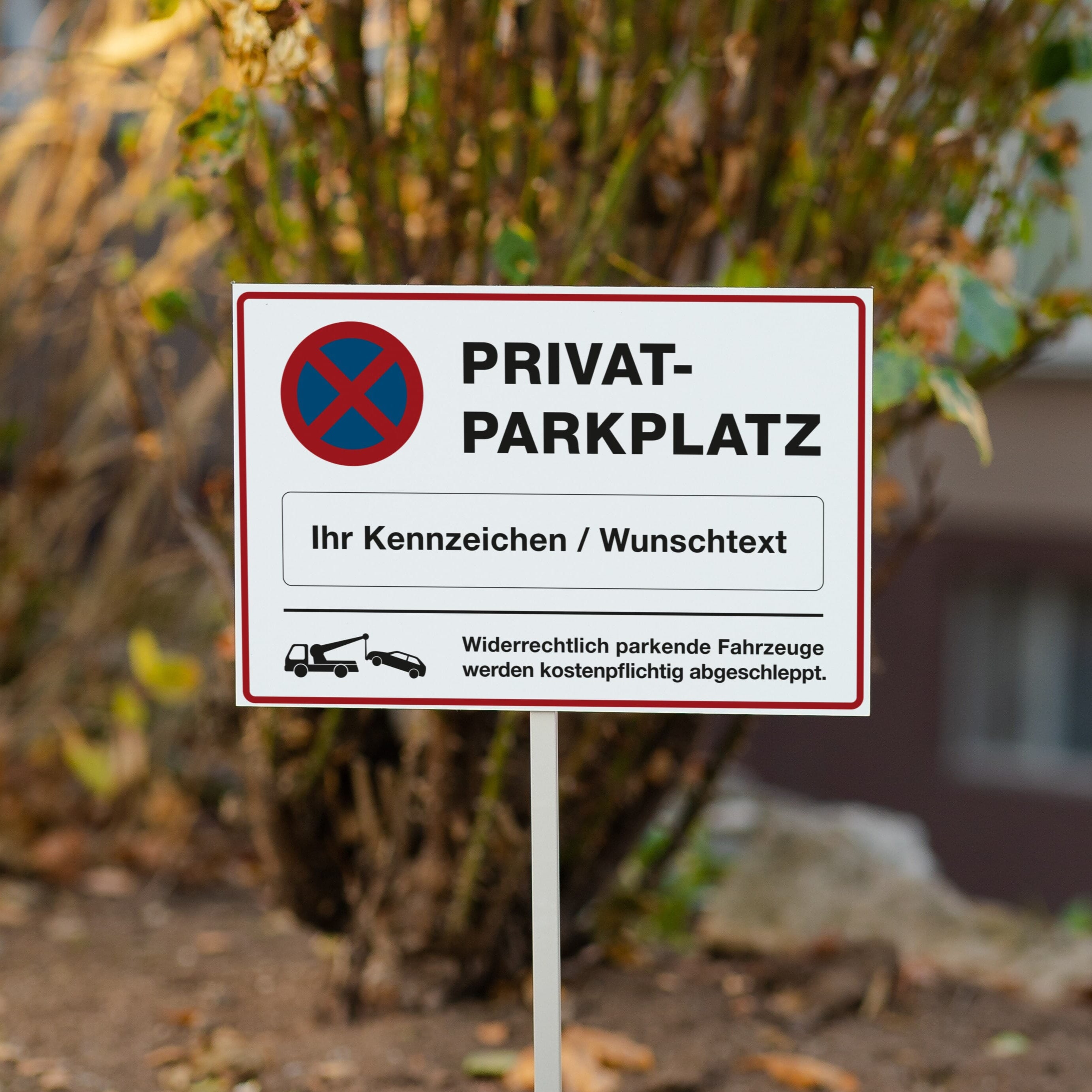 Schild "Privatparkplatz" mit individuellem Kennzeichen - adressaufkleber-fabrik.de